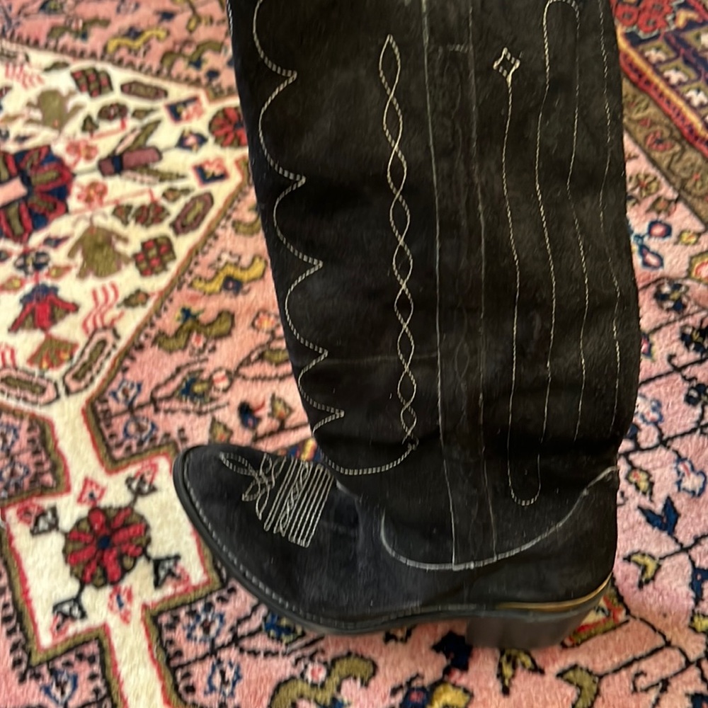 NWT Golden Goose boots
Distressed look. Never ever worn
Super soft suede